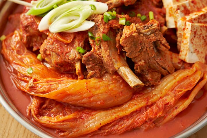 Kimchi Jjigae – koreanischer Kimchi-Eintopf (김치찌개) Thumbnail